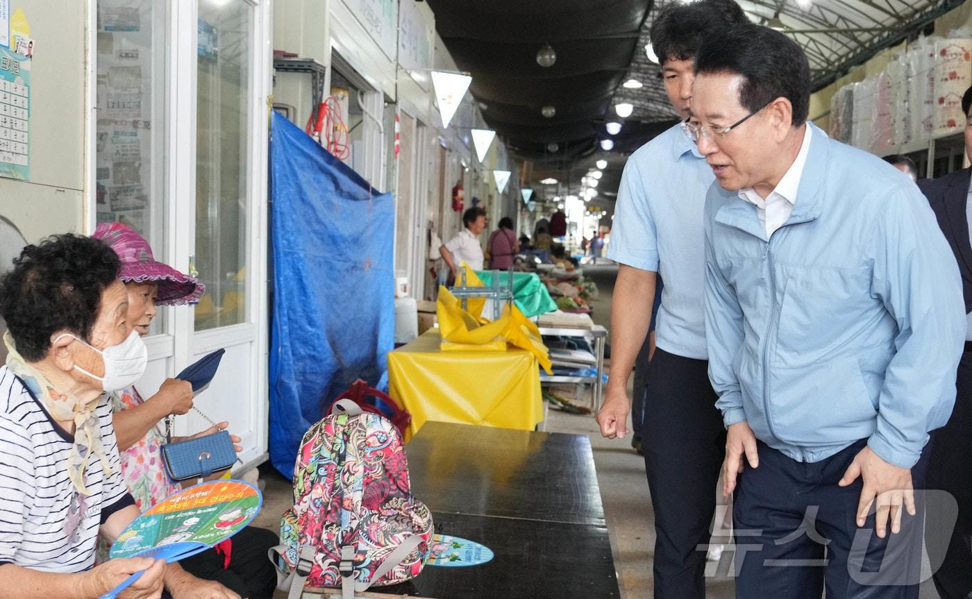 김영록 전라남도지사가 추석 명절을 앞둔 9일 오후 영광터미널시장을 방문, 명절 대비 물가 점검 및 상인들을 격려하고 있다.&#40;전남도 제공&#41; 2024.9.9/뉴스1 