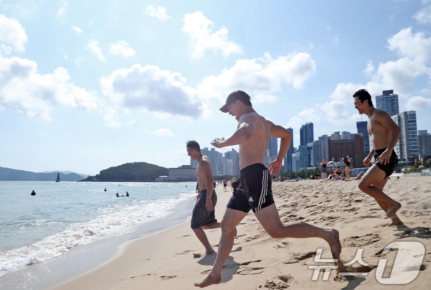 가을 늦더위가 기승을 부린 9일 오후 부산 해운대해수욕장을 찾은 관광객들이 바다로 뛰어들고 있다. 2024.9.9/뉴스1 ⓒ News1 윤일지 기자