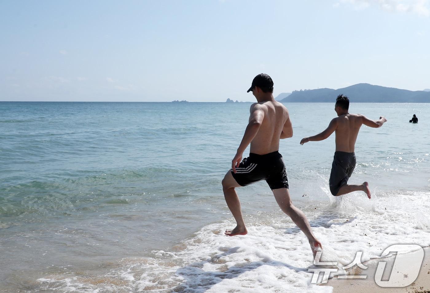 가을 늦더위가 기승을 부린 9일 오후 부산 해운대해수욕장을 찾은 관광객들이 바다로 뛰어들고 있다. 2024.9.9/뉴스1 ⓒ News1 윤일지 기자