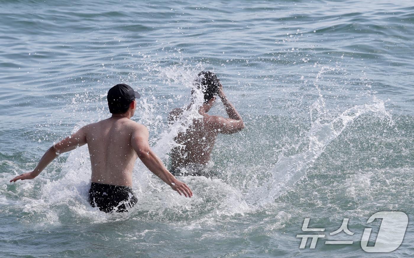 가을 늦더위가 기승을 부린 9일 오후 부산 해운대해수욕장을 찾은 관광객들이 물놀이를 하며 더위를 식히고 있다. 2024.9.9/뉴스1 ⓒ News1 윤일지 기자