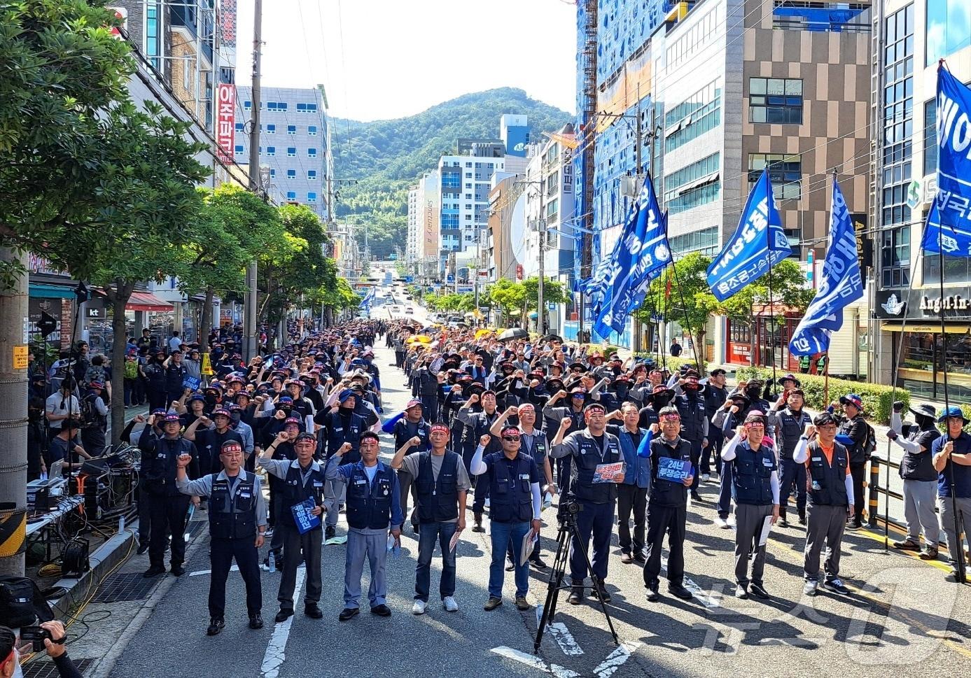 9일 경남 거제시 옥포동 한 사거리에서 전국금속노조 조선업종노조연대와 대우조선지회 등이 부분 파업을 갖고 결의 대회를 진하고 있다.2024.9.9/뉴스1 강미영기자