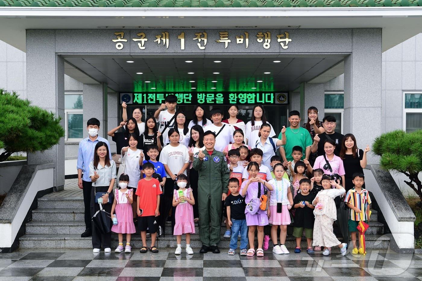 공군 제1전투비행단이 43명의 다문화가족을 기지 행사에 초청해 함께 시간을 보내고 있다.&#40;1전비 제공&#41; 2024.9.9