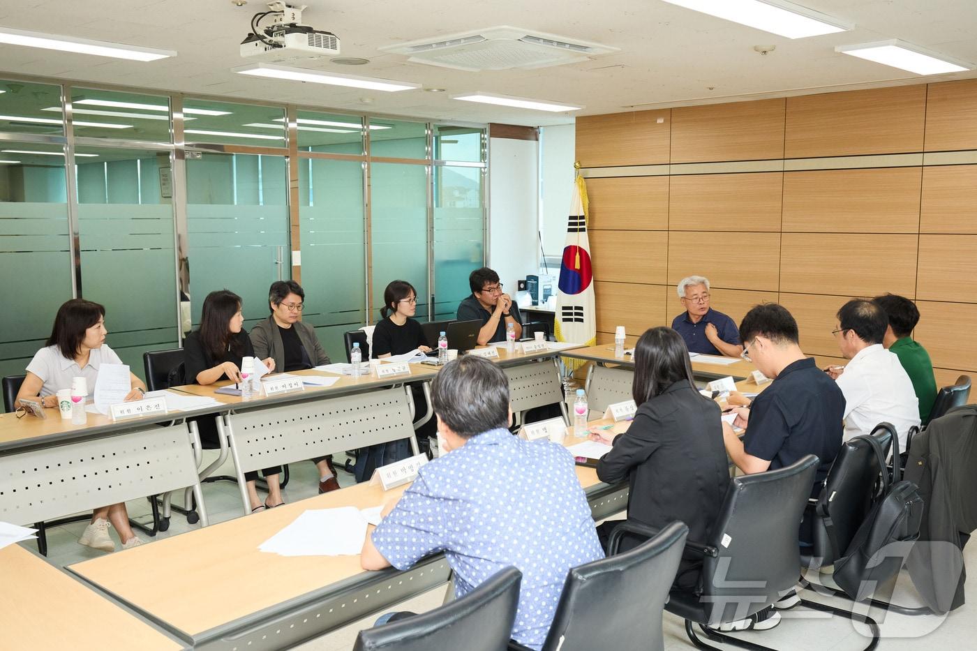 서울특별시건축사회 사회공헌위원회&#40;위원장 정경선 건축사&#41;가 회의하는 모습.