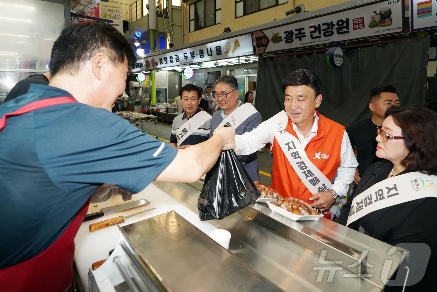 방세환 시장&#40;주황색 상의&#41;이 경안시장에서 추석 물품을 구매하고 있는 모습.&#40;광주시 제공&#41;