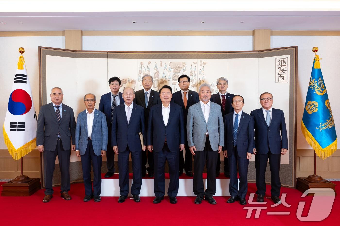 윤석열 대통령이 9일 용산 대통령실 청사에서 열린 한국 원자력 산업 발전 원로들과 함께한 오찬 간담회에서 기념촬영을 하고 있다. 이날 오찬 간담회에는 이종훈 전 한국전력공사 사장, 신원기 전 한국원자력안전기술원 원장, 송명재 전 한국원자력환경공단 이사장, 방지혁 전 한전원자력연료 본부장, 송하중 원자력발전포럼 위원장, 박군철 전 한국전력국제원자력대학원대학교 총장, 노태선 전 한국전력기술 단장, 김하방 전 두산중공업 부사장, 장순흥 부산외국어대학교 총장, 정동욱 중앙대학교 교수 등이 참석했다. &#40;대통령실 제공&#41; 2024.9.9/뉴스1 ⓒ News1 송원영 기자