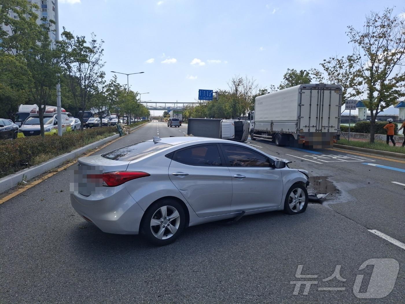 9일 오후 부산 사하구 하단동 3중 추돌 사고 현장.&#40;사하경찰서 제공&#41;