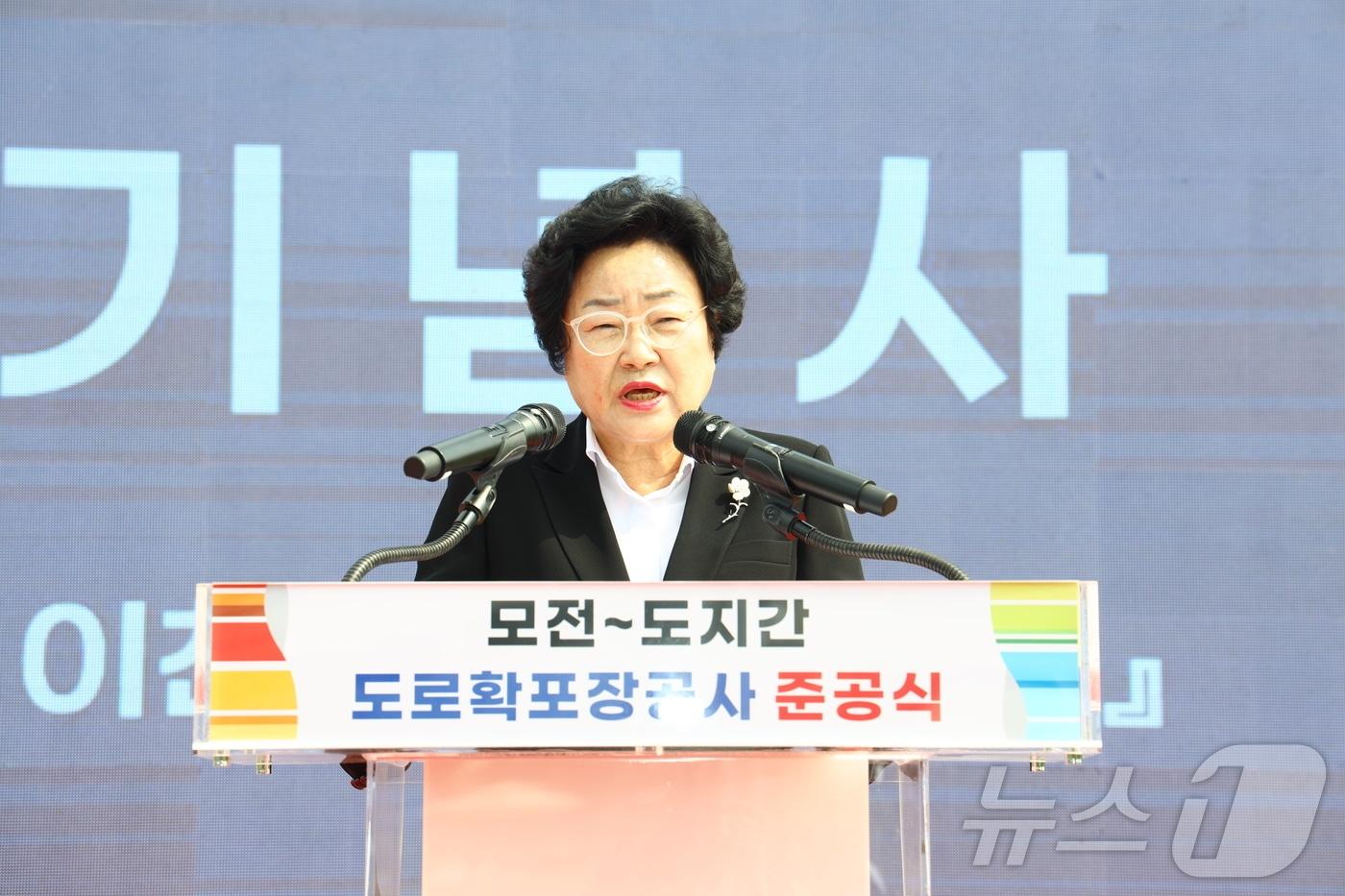 김경희 시장이 9일 진행된 모전~도지 간 도로 확포장 공사 준공식에서 축사를 하고 있다.&#40;이천시 제공&#41;