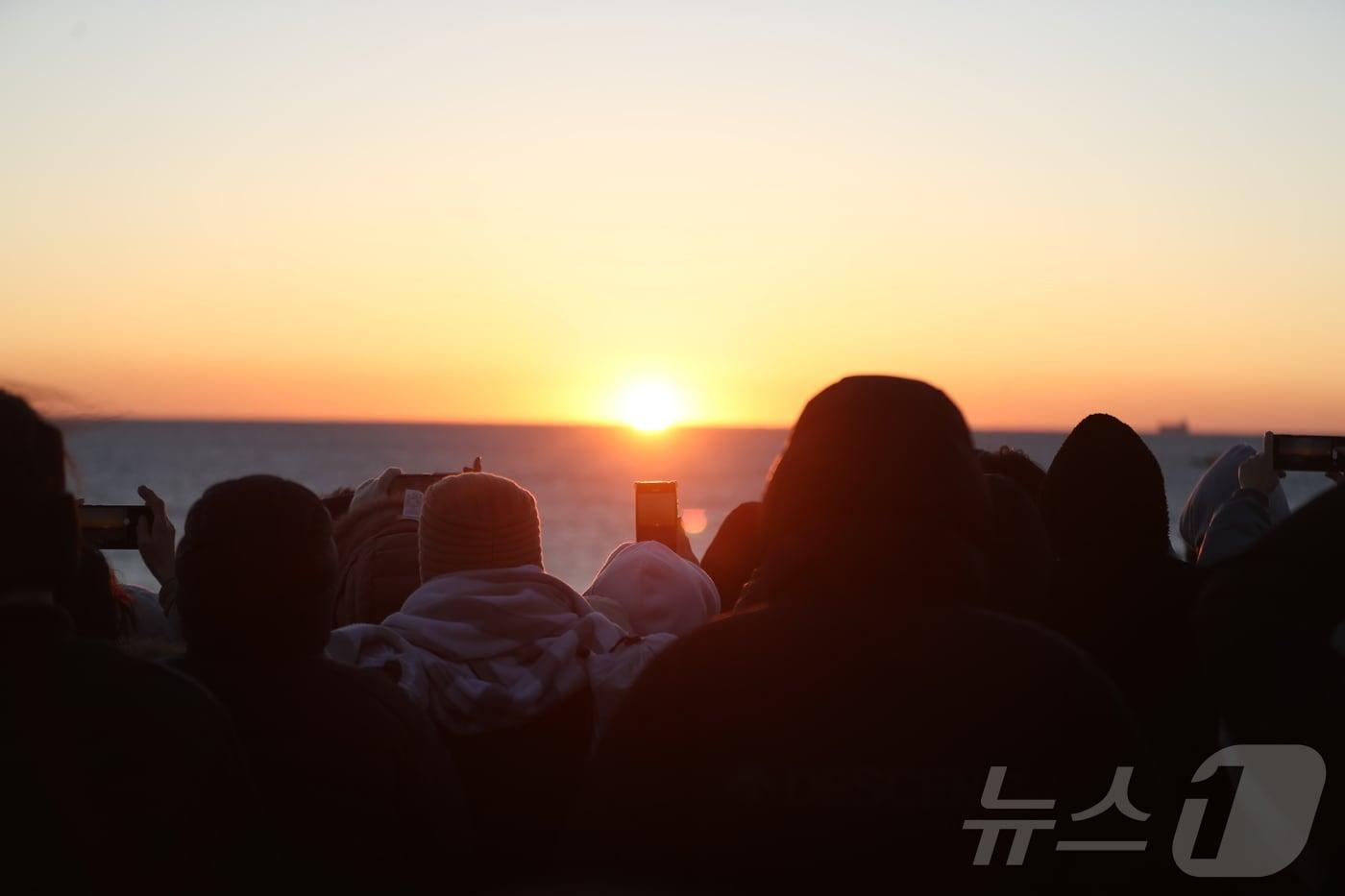 1일 오전 7시 30분께 울산 울주군 간절곶에서 시민들이 해돋이를 구경하고 있다. 이날 간절곶에는 경찰 추산 3만명이 운집했다.2025.1.1./뉴스1 ⓒ News1 김세은 기자