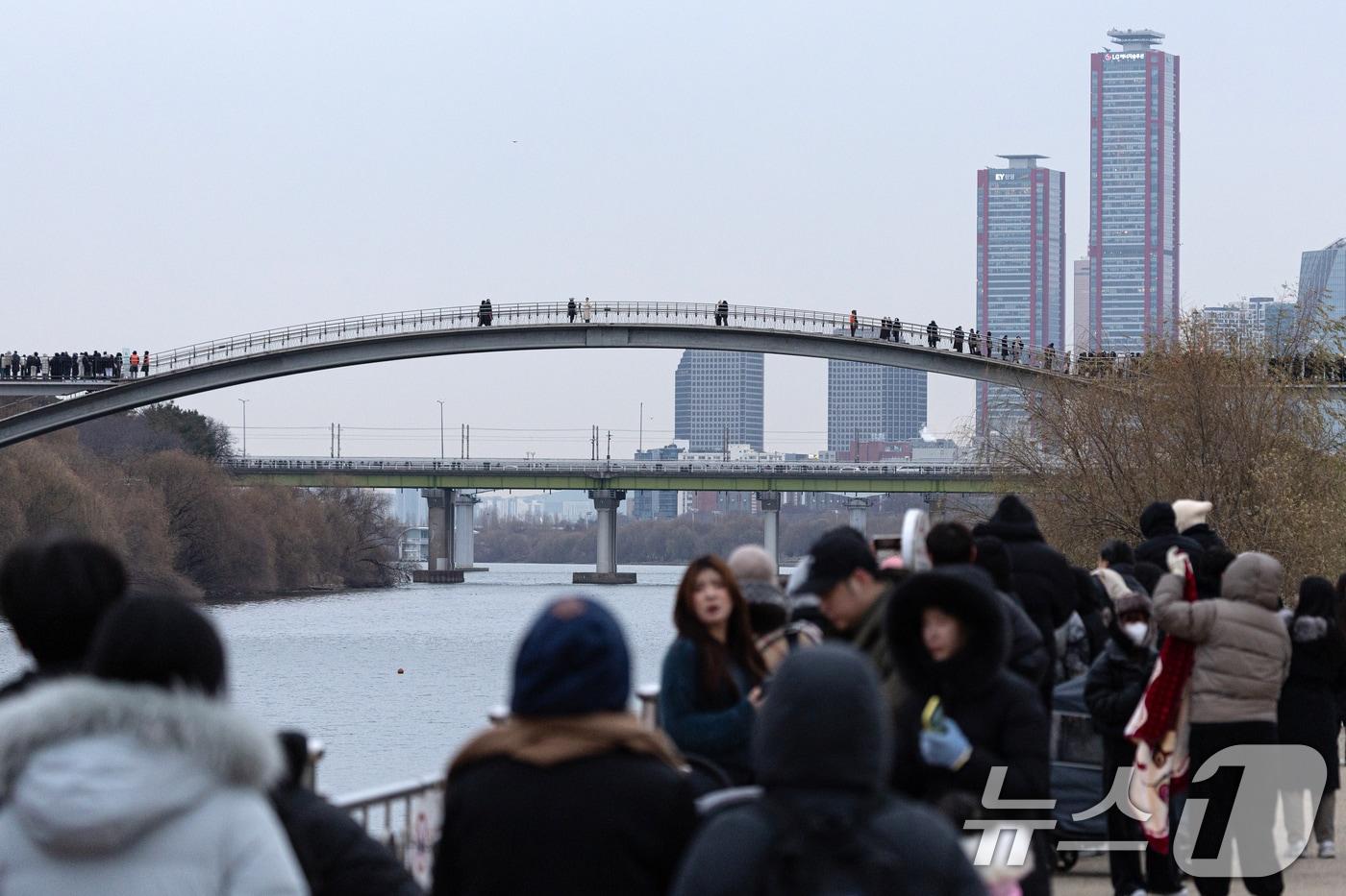 2025년 을사년&#40;乙巳年&#41; 새해 첫 날인 1일 서울 영등포구 양화한강공원에서 시민들이 해돋이를 기다리고 있다. 2025.1.1/뉴스1 ⓒ News1 이승배 기자