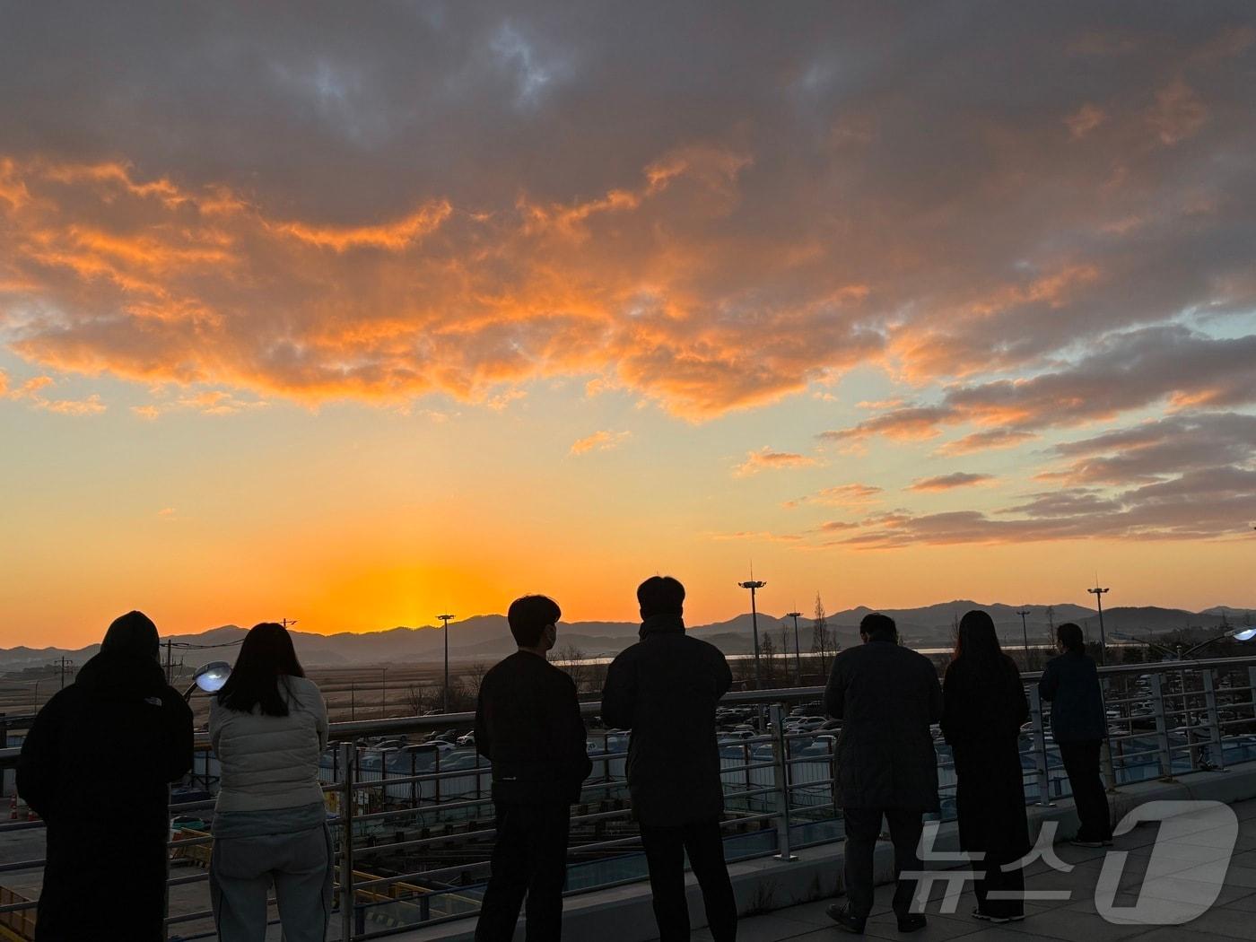 1일 오전 7시 30분쯤 제주항공 여객기 참사 유가족들이 전남 무안 국제공항에서 일출을 바라보고 있다.2025.01.01/뉴스1 ⓒ News1 박지현 기자