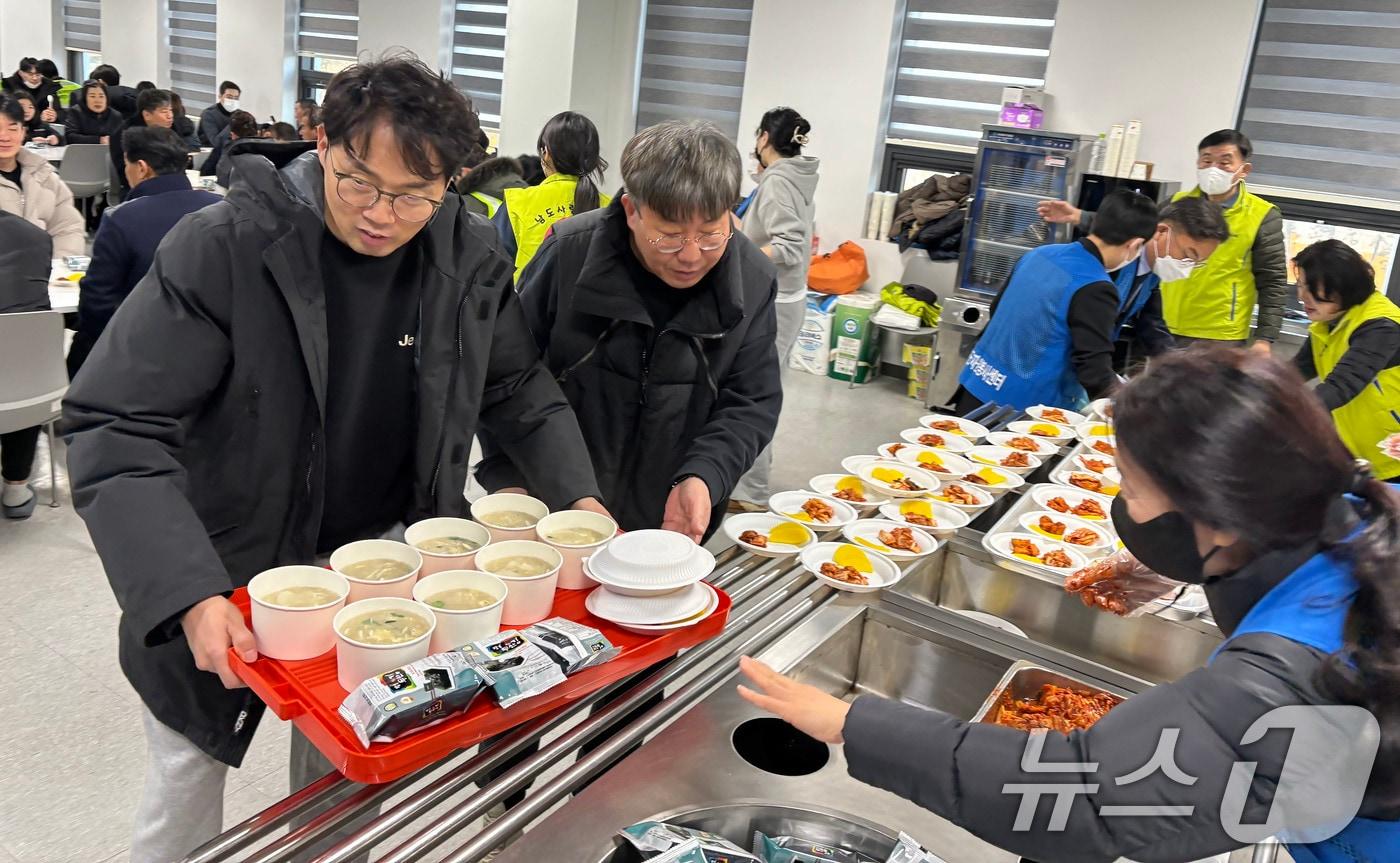 1일 오전 전남 무안국제공항에서 자원봉사자들이 제주항공 여객기 참사 유족들을 위로하기 위한 떡국봉사를 하고 있다. 2025.1.1/뉴스1 ⓒ News1 박지현 기자