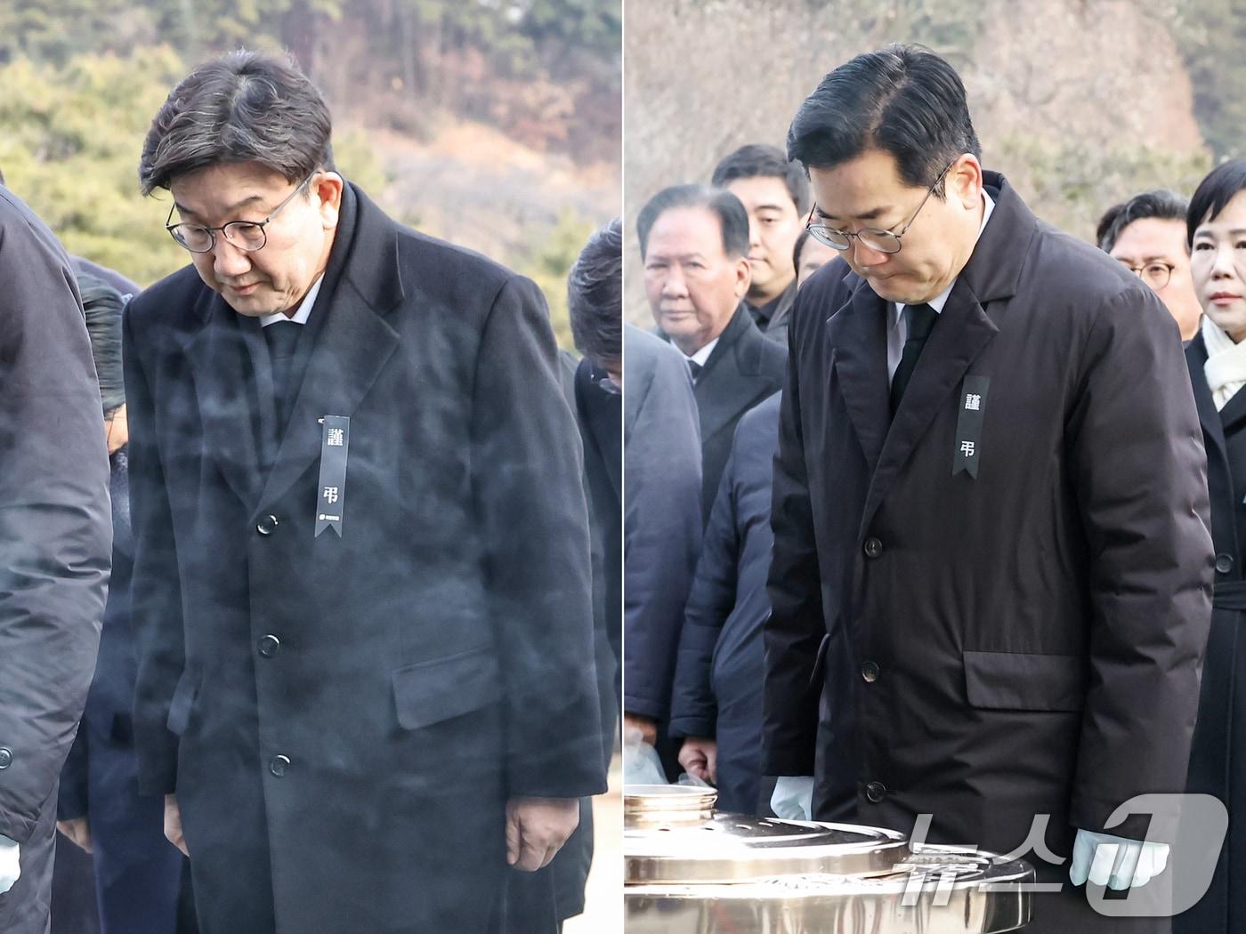 권성동 국민의힘 원내대표&#40;왼쪽&#41;와 박찬대 더불어민주당 원내대표가 2025년 을사년&#40;乙巳年&#41; 첫 날인 1일 오전 서울 동작구 국립서울현충원을 찾아 참배한 후 묵념하고 있다. 2025.1.1/뉴스1 ⓒ News1 민경석 기자