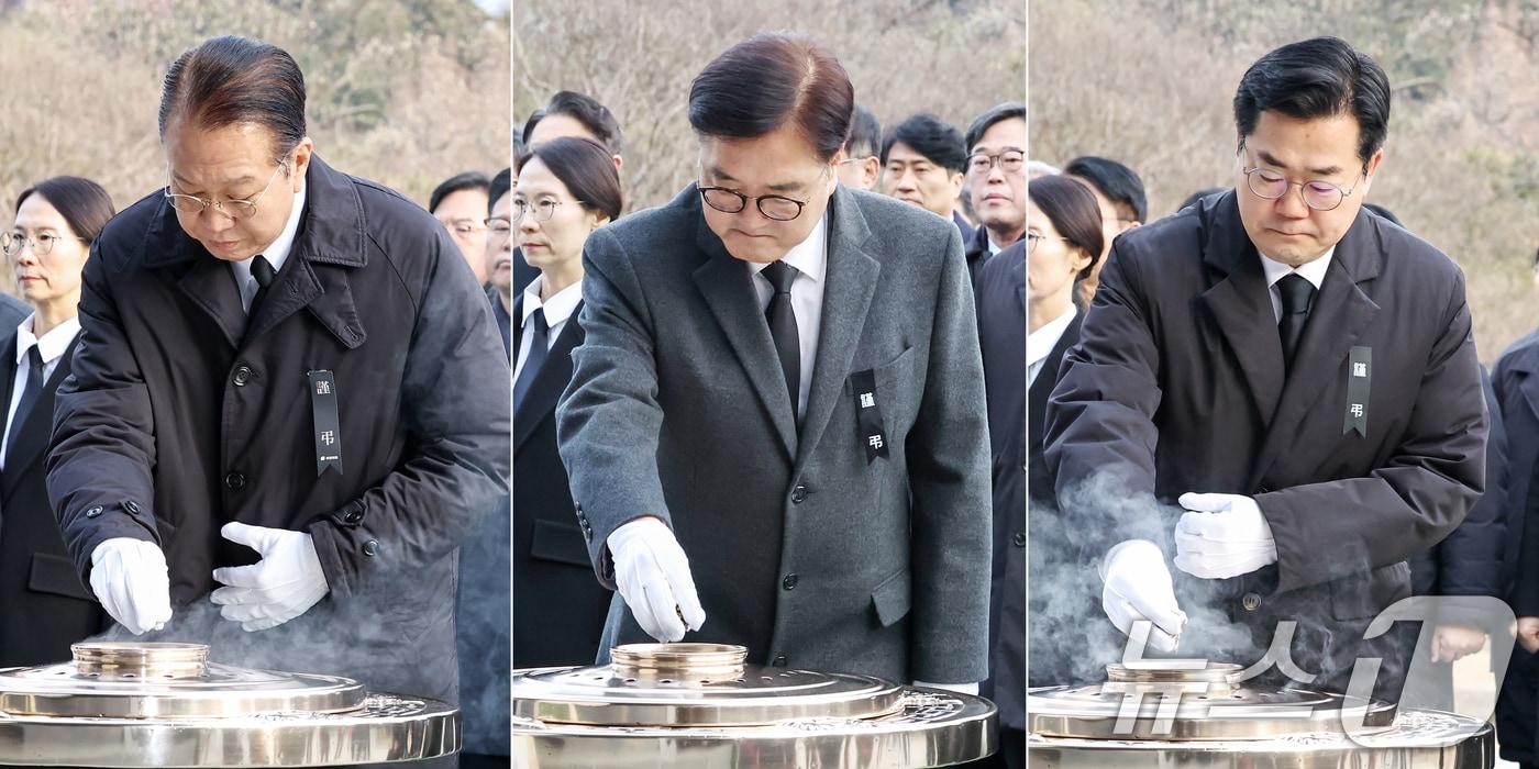 권영세 국민의힘 비상대책위원장&#40;왼쪽부터&#41;과 우원식 국회의장, 박찬대 더불어민주당 원내대표가 2025년 을사년&#40;乙巳年&#41; 첫 날인 1일 오전 서울 동작구 국립서울현충원을 찾아 현충탑에 분향하고 있다. 2025.1.1/뉴스1 ⓒ News1 민경석 기자