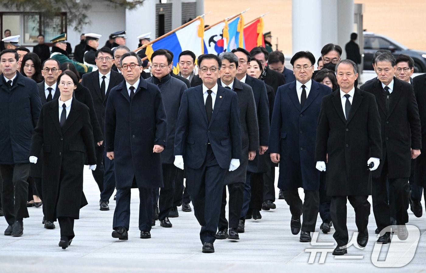 최상목 대통령 권한대행 부총리 겸 기획재정부 장관과 국무위원들이 1일 서울 동작구 국립서울현중원을 찾아 현충탑으로 향하고 있다. &#40;기획재정부 제공&#41; 2025.1.1/뉴스1