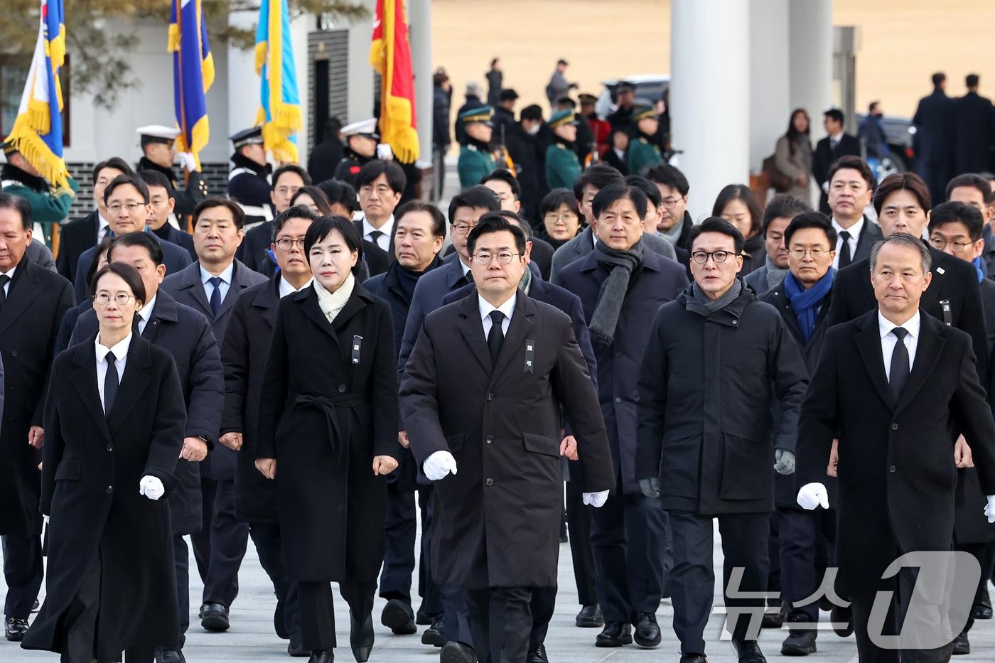 박찬대 더불어민주당 원내대표를 비롯한 동료 의원들이 2025년 을사년&#40;乙巳年&#41; 첫 날인 1일 오전 서울 동작구 국립서울현충원을 찾아 현충탑으로 향하고 있다. 2025.1.1/뉴스1 ⓒ News1 민경석 기자