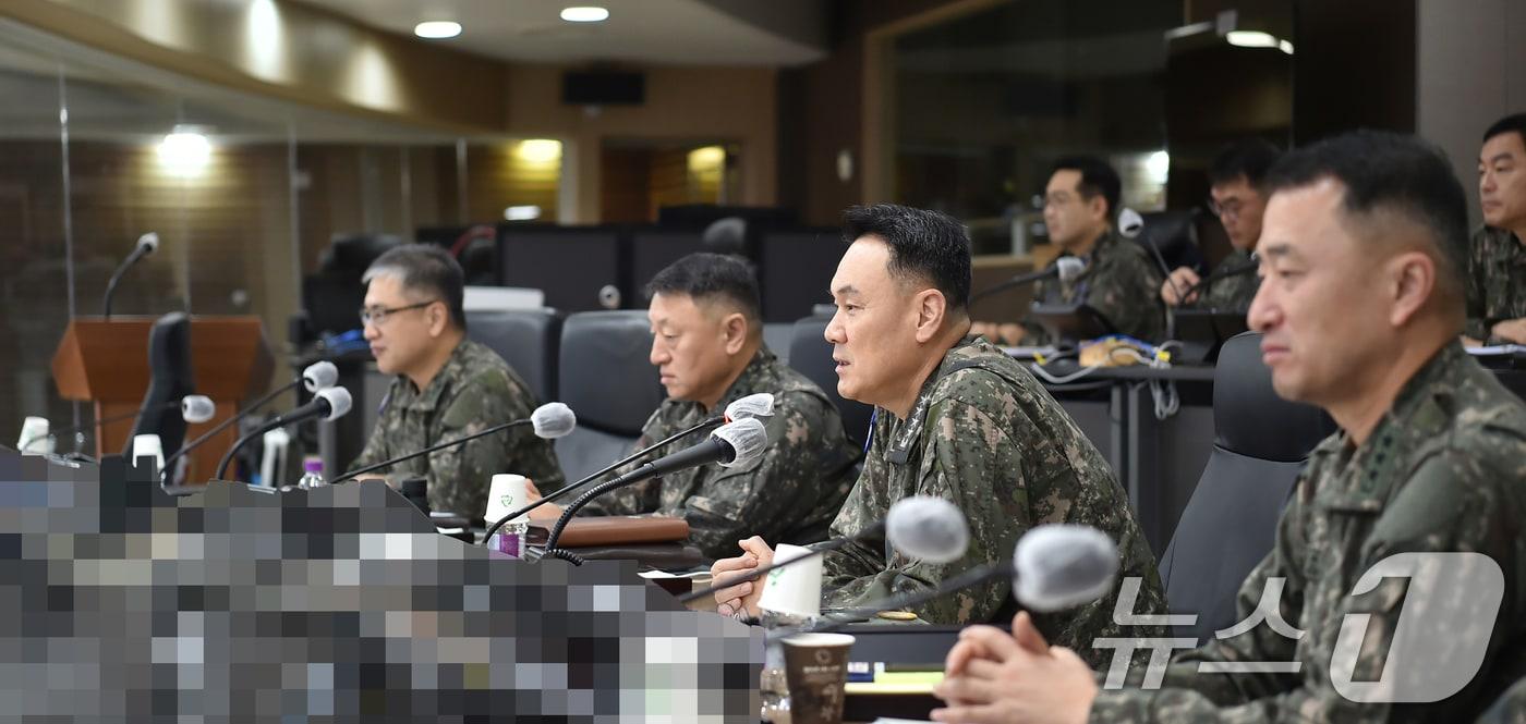 김명수 합참의장이 1일 합참 전투통제실에서 지휘통화를 통해 대비태세를 점검하고 있다. &#40;합동참모본부 제공&#41; 2025.1.1/뉴스1