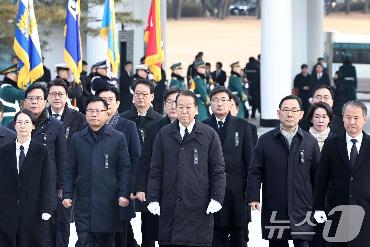 권영세 국민의힘 비상대책위원장을 비롯한 동료 의원들이 2025년 을사년&#40;乙巳年&#41; 첫 날인 1일 오전 서울 동작구 국립서울현충원을 찾아 현충탑으로 향하고 있다. 2025.1.1/뉴스1 ⓒ News1 민경석 기자