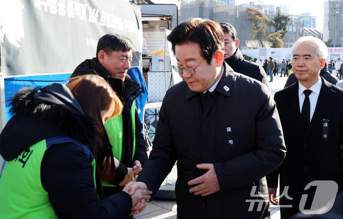 제주항공 여객기 참사 나흘째인 1일 이재명 더불어민주당 대표가 근조 리본을 단 채 광주 동구 5·18민주광장을 찾아 자원봉사자들을 격려하고 있다.&#40;공동 취재&#41; 2025.1.1/뉴스1 ⓒ News1 이수민 기자