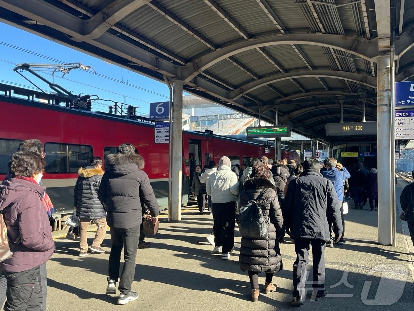 1일 오전 이날부터 완전 개통된 동해선 부전역에 도착한 ITX-마음 열차에서 승객들이 내리고 있다.2025.1.1/뉴스1 ⓒ News1 장광일 기자