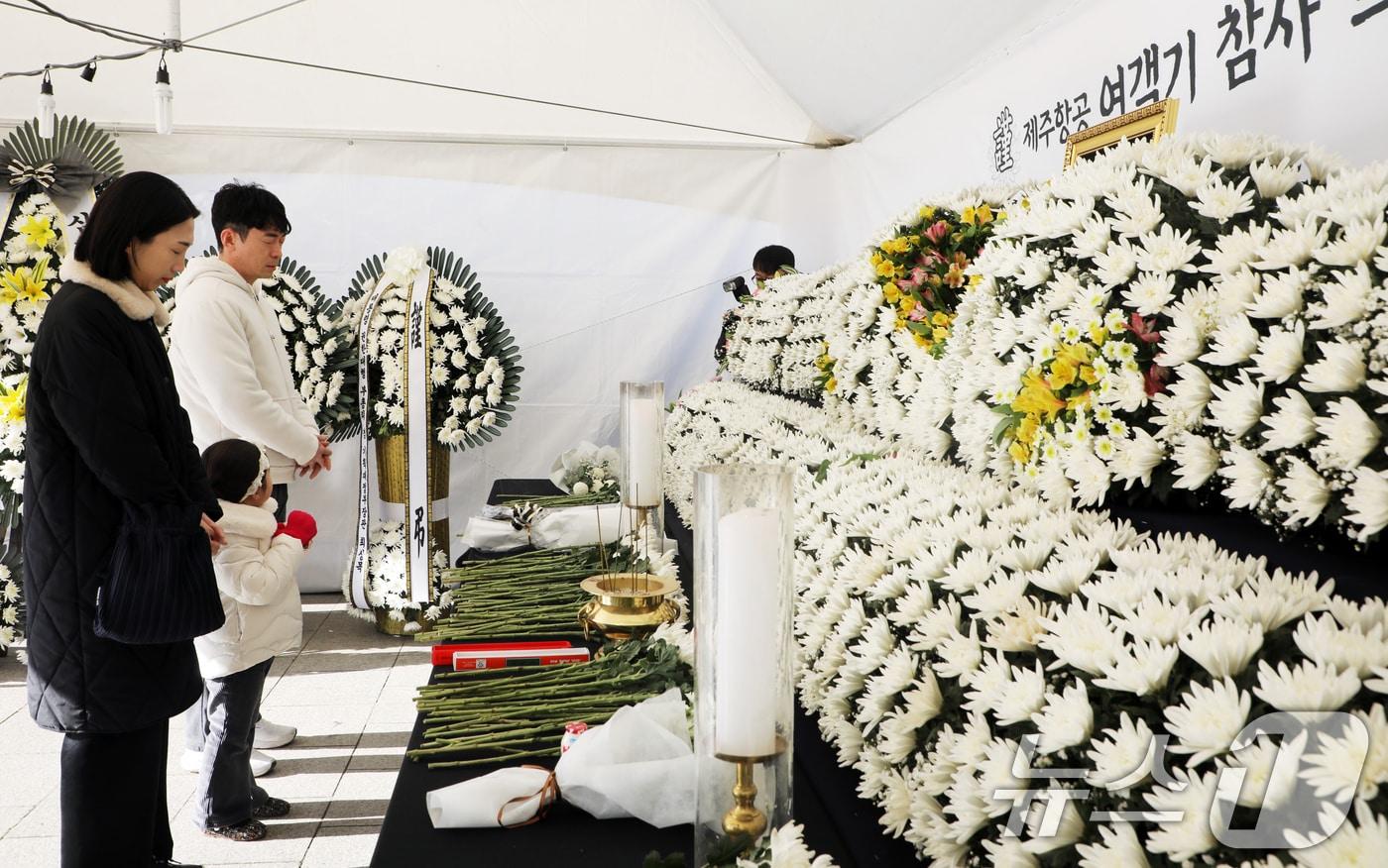 제주항공 여객기 참사 나흘째인 1일 시민들이 광주 동구 5·18민주광장 합동분향소에서 애도하고 있다. 2025.1.1/뉴스1 ⓒ News1 이수민 기자