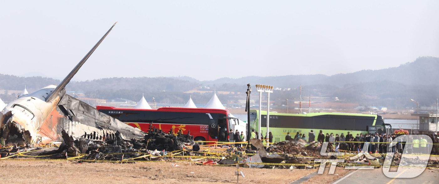 1일 오전 전남 무안공항 활주로에 유족들이 참사 현장을 둘러보며 희생자들의 넋을 기리고 있다.2025.1.1/뉴스1 ⓒ News1 박지현 기자