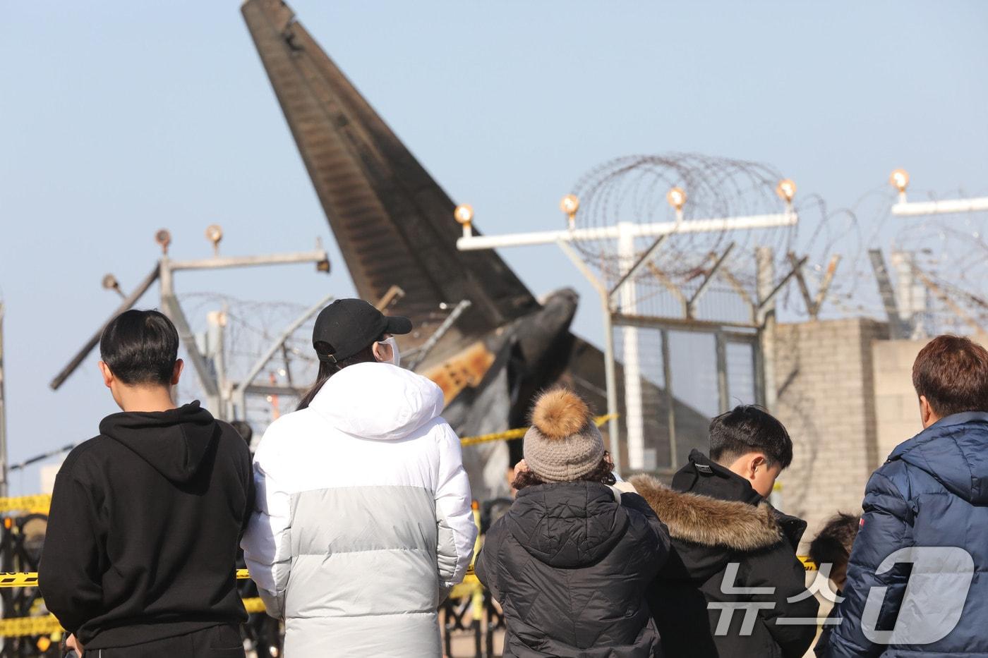 1일 오후 179명이 사망한 제주항공 여객기 참사 사고현장 인근인 무안국제공항 철조망에 시민들의 추모의 발길이 이어지고 있다.2025.1.1/뉴스1 ⓒ News1 박지현 기자