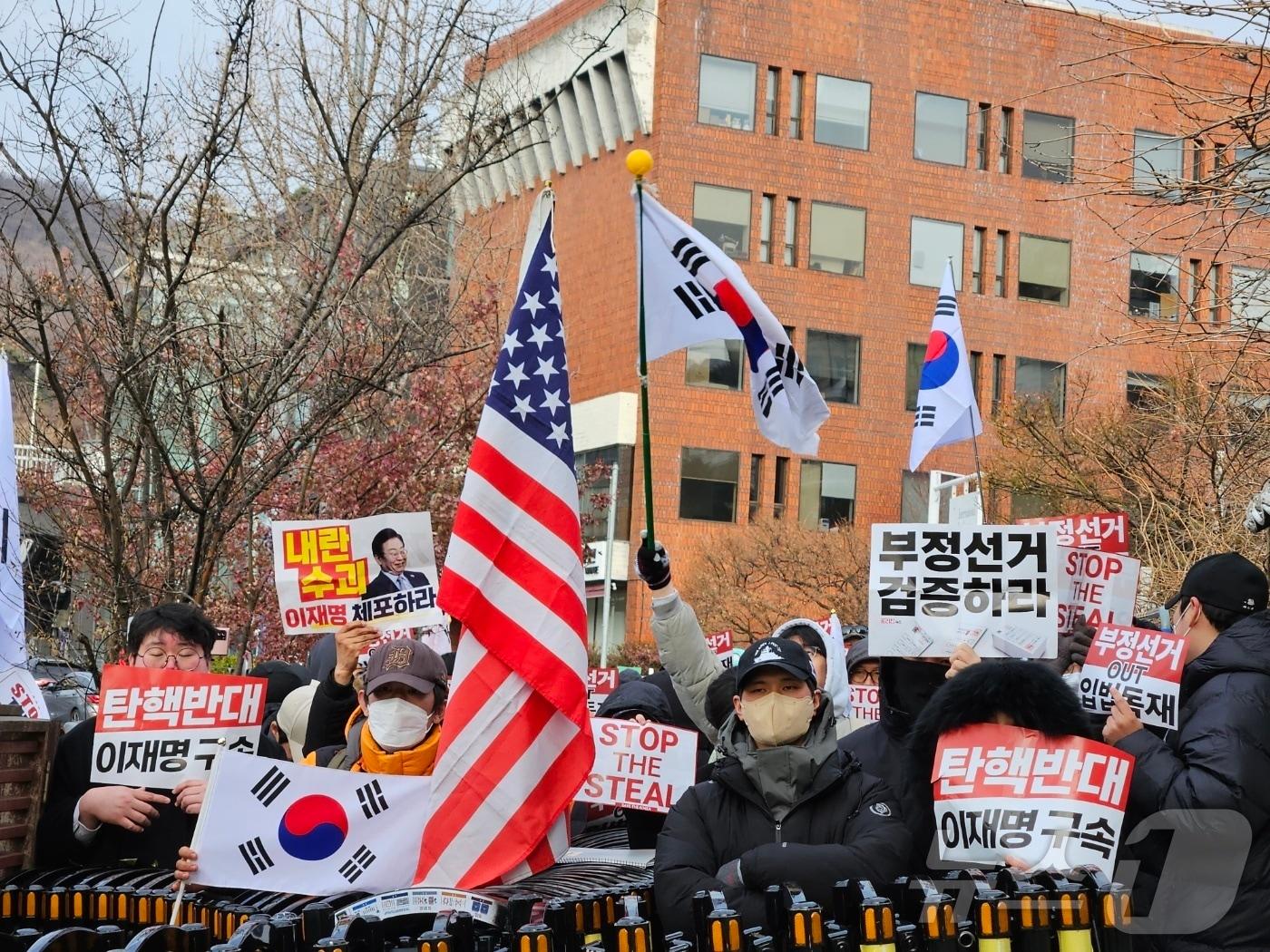 1일 오전 서울 용산구 한남동 대통령 관저 앞에서 윤석열 대통령 지지자들이 탄핵 반대 집회를 열고 있다. / 뉴스1 장시온 기자