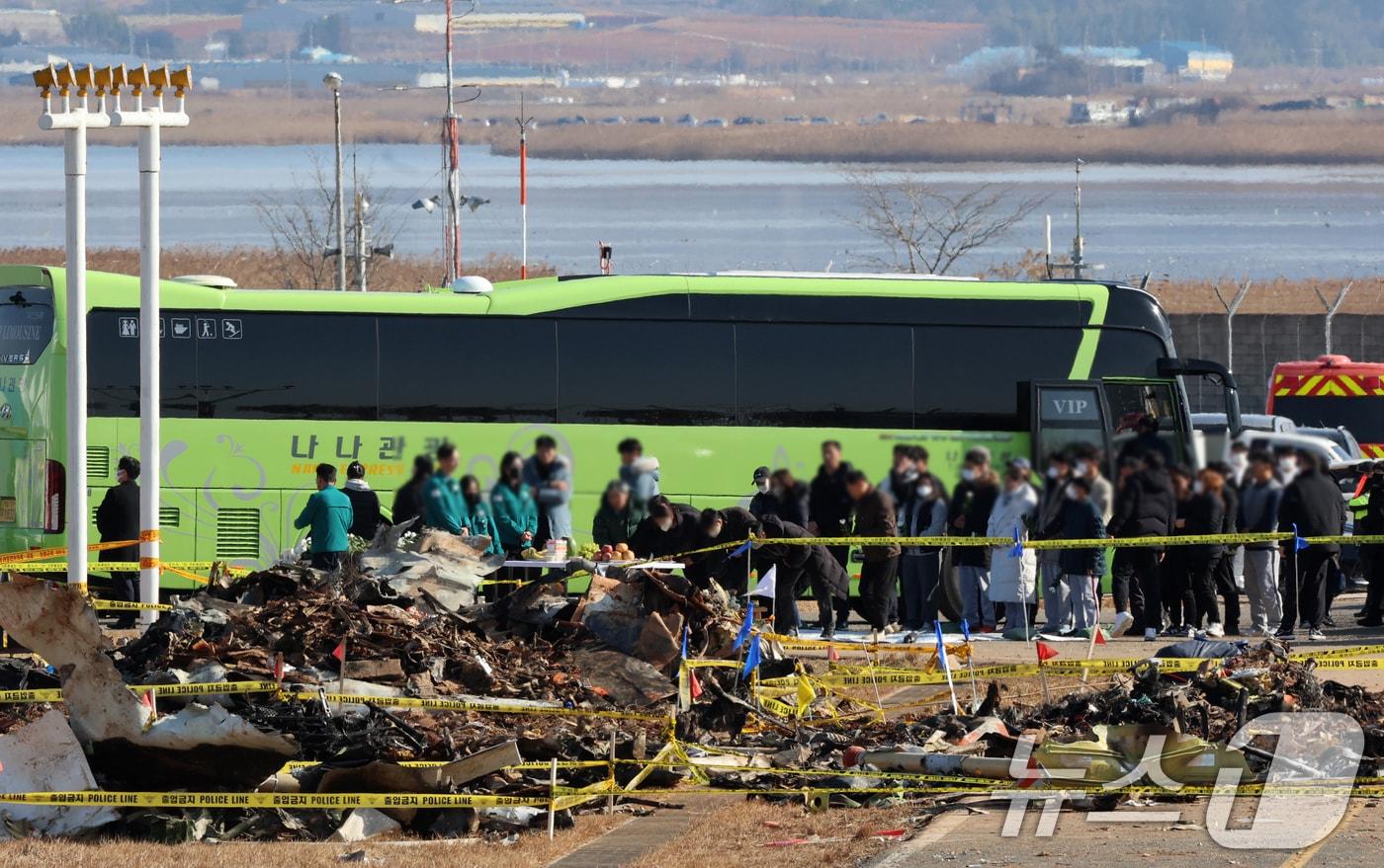 1일 전남 무안군 무안국제공항 제주항공 여객기 참사 현장에서 유가족들이 위령제를 지내고 있다. &#40;공동취재&#41; 2025.1.1/뉴스1 ⓒ News1 김민지 기자