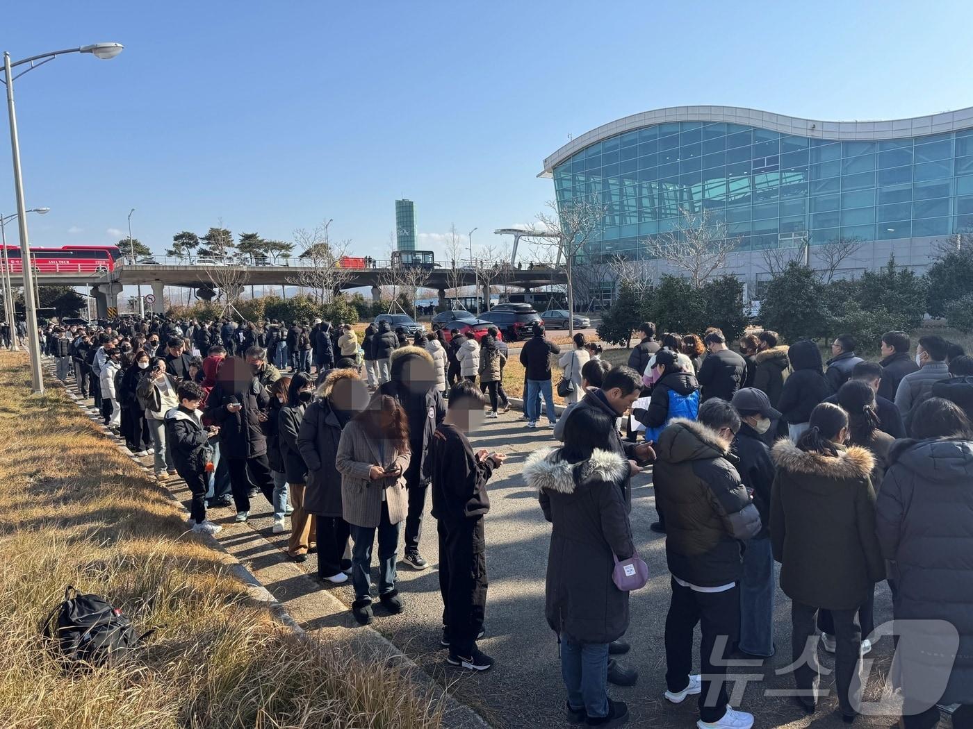 1일 오후 2시쯤 분향을 위해 찾은 참배객들의 행렬이 공항을 둘러싸고 있다.2025.01.01/뉴스1 ⓒ News1 이강기자