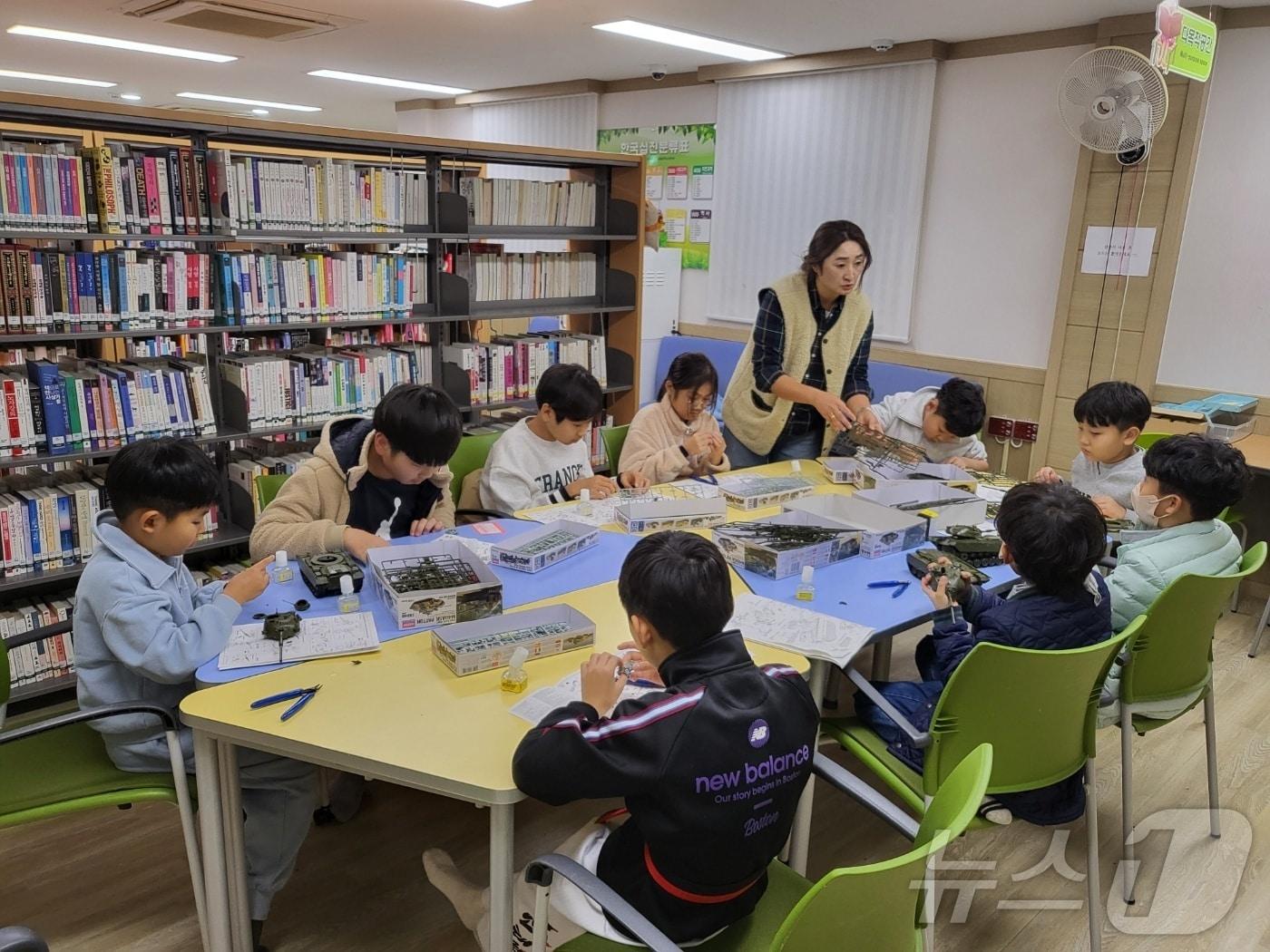  정읍시 작은도서관 4곳이 ‘2025년 학교 밖 늘봄’ 기관 선정에 따라 초등학생의 학교 밖 시간을 풍성하게 채운다.&#40;정읍시 제공&#41;2025.1.1/뉴스1