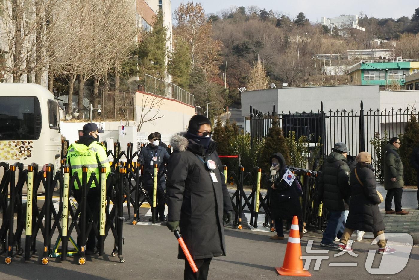 공수처가 &#39;12·3 비상계엄 사태&#39;로 내란 혐의를 받는 윤석열 대통령 체포영장을 이달 6일까지 유효기간 내에 집행하겠다고 밝힌 가운데 1일 서울 한남동 대통령 관저 입구가 통제 되고 있다. &#40;사진은 기사 내용과 무관함&#41; 2025.1.1/뉴스1 ⓒ News1 송원영 기자