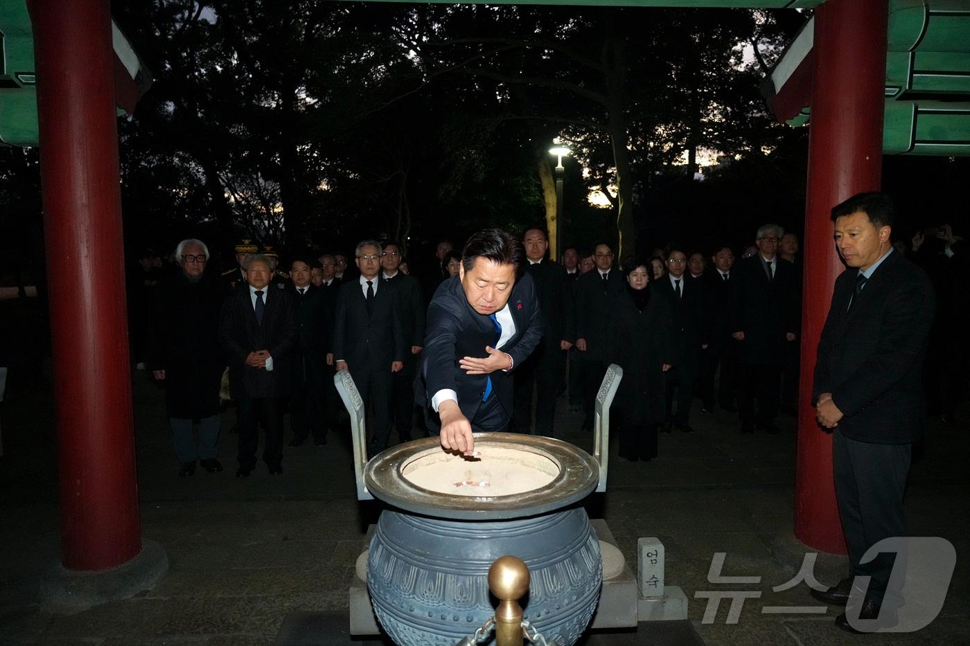 2024년 을사년 새해 첫날 제주 삼성혈에서 오영훈 제주도지사와 제주도 관계자들이 신년참배를 하고 있다. 삼성혈에서의 신년참배는 이번이 처음이다.&#40;제주도 제공&#41;2025.1.1/뉴스1