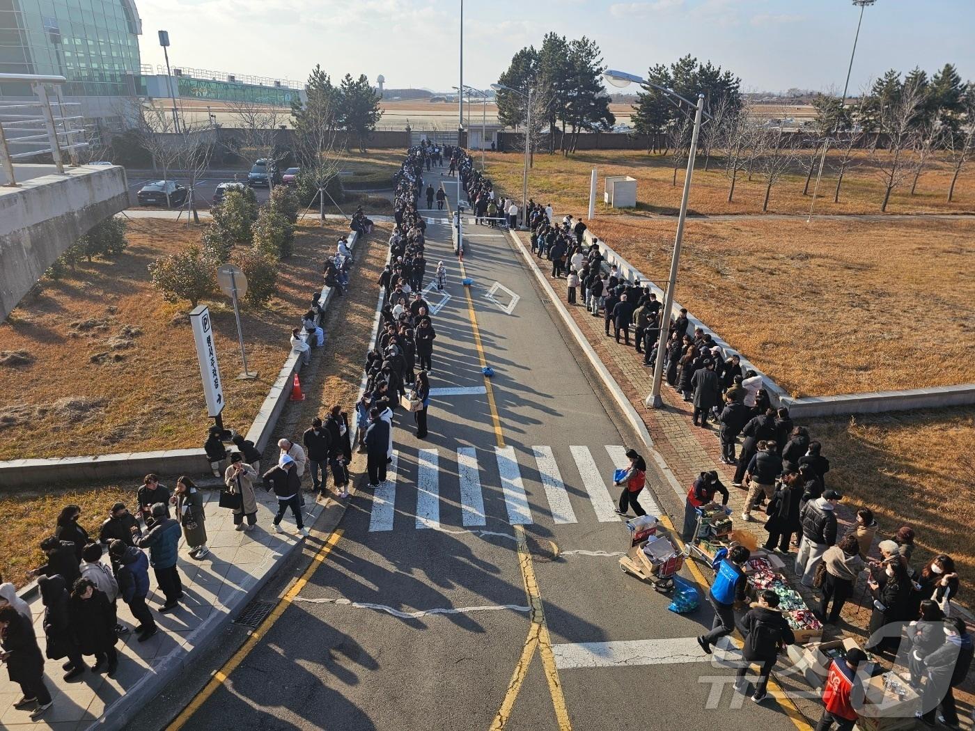 제주항공 여객기 참사 발생 나흘째인 1일 오후 전남 무안국제공항에 마련된 제주항공 참사 합동분향소를 찾은 참배객들의 행렬이 공항 외부까지 길게 늘어서 있다.2025.1.1/뉴스1 ⓒ News1 최성국 기자