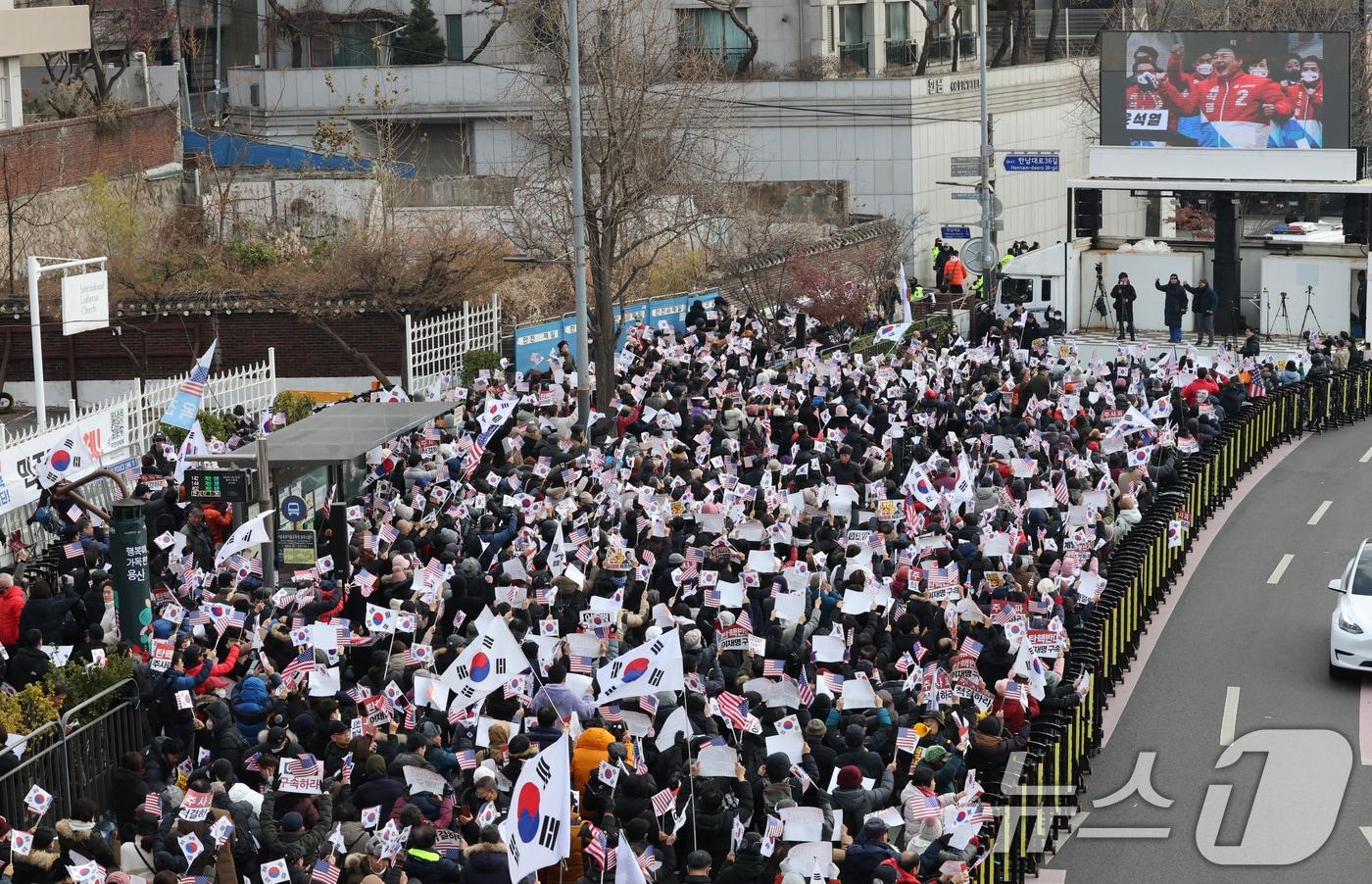 1일 오후 서울 용산구 한남동 대통령 관저 인근에서 윤석열 대통령 지지자들이 윤 대통령에 대한 법원의 체포영장 발부 규탄 집회를 하고 있다. 2025.1.1/뉴스1 ⓒ News1 송원영 기자