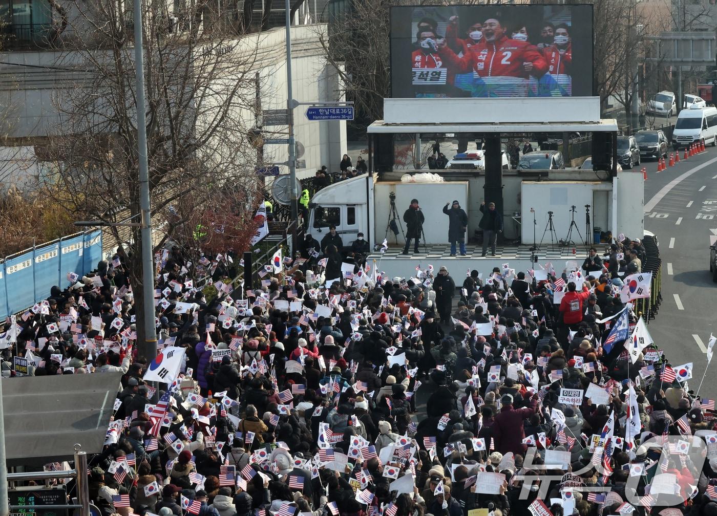 1일 오후 서울 용산구 한남동 대통령 관저 인근에서 윤석열 대통령 지지자들이 윤 대통령에 대한 법원의 체포영장 발부 규탄 집회를 하고 있다. 2025.1.1/뉴스1 ⓒ News1 송원영 기자