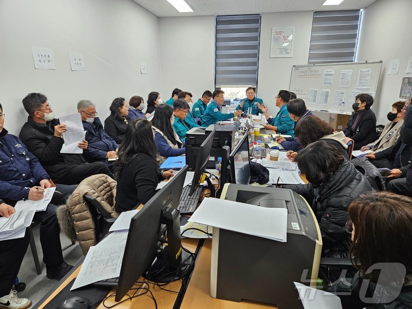 정현구 무안군 부군수가 제주항공 여객기 사고 무안군 현장상황실에서 회의를 진행하고 있다. ⓒ News1