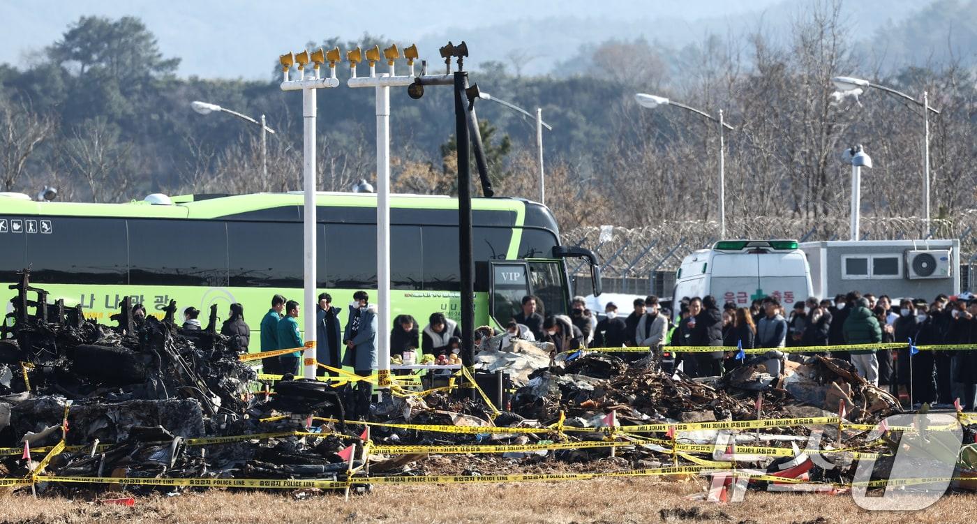 1일 전남 무안군 무안국제공항 제주항공 여객기 참사 현장에서 유가족들이 위령제를 지내며 오열하고 있다. 2025.1.1/뉴스1 ⓒ News1 김민지 기자