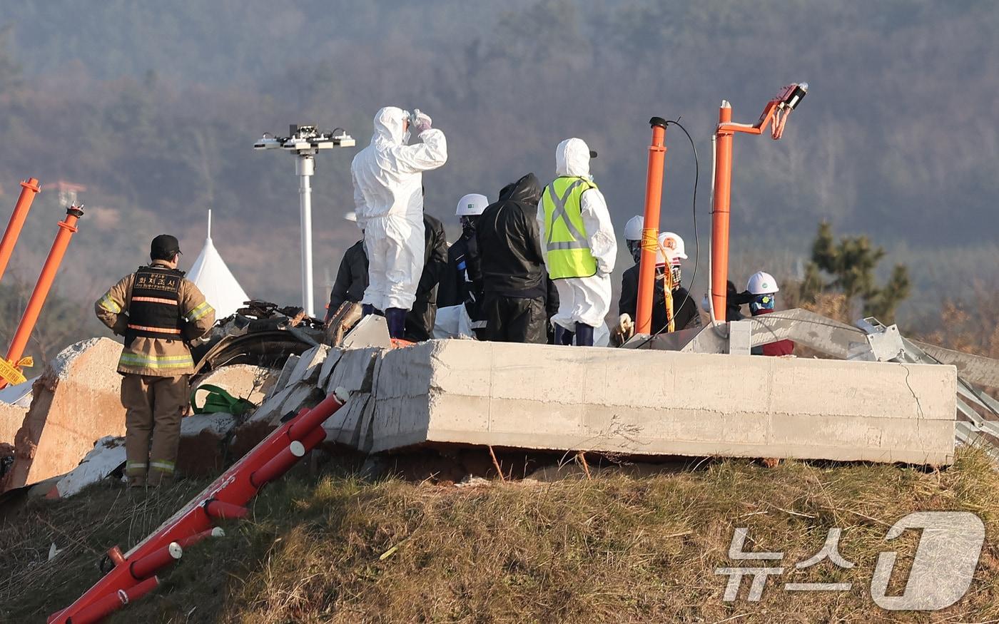 1일 전남 무안국제공항 제주항공 여객기 참사 현장에서 과학수사대와 항공철도사고조사위원회 관계자들이 방위각 시설&#40;로컬라이저&#41;를 살펴보고 있다. 2025.1.1/뉴스1 ⓒ News1 김성진 기자