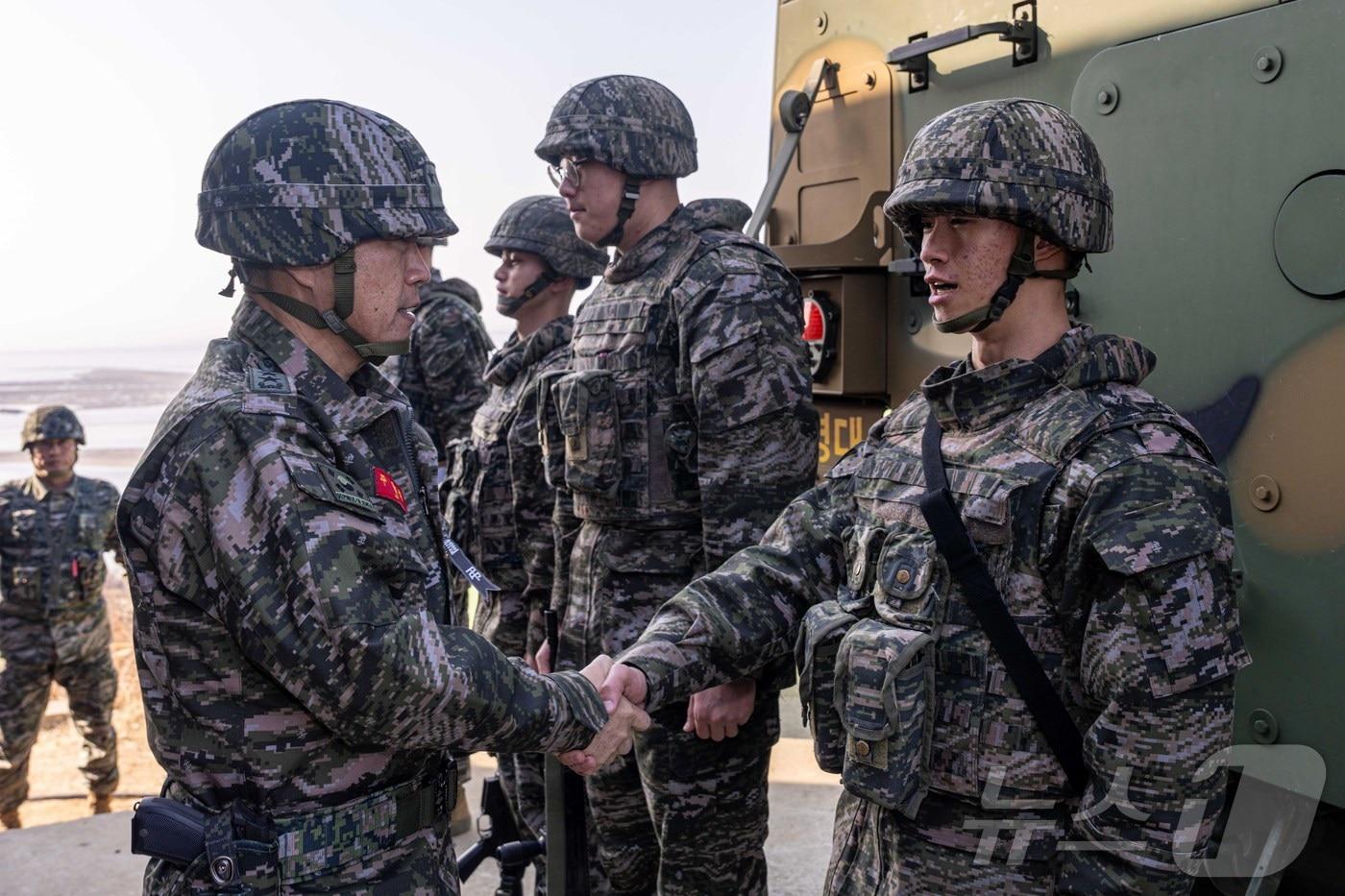 주일석 해병대사령관이 1일 우도경비대를 찾아 방공작전태세를 점검하고 장병을 격려하고 있다.&#40;해병대사령부 제공&#41;