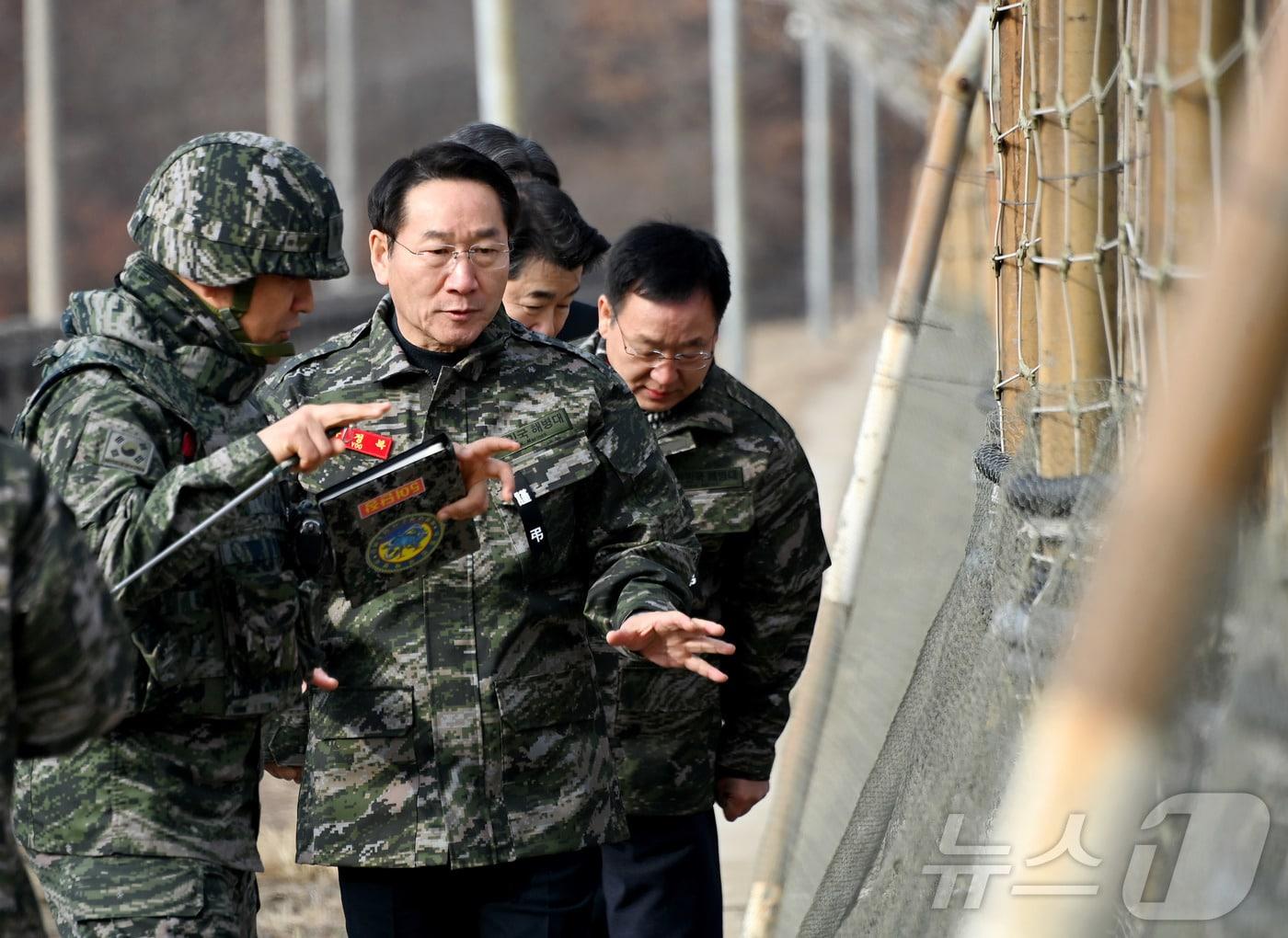 유정복 인천광역시장 1일 강화도 해병대 2사단 5여단을 방문해 접경지역 철책 도보순찰을 하며 안보상황을 점검하고 있다.&#40;인천시 제공&#41;2025.1.1/뉴스1 ⓒ News1 정진욱 기자