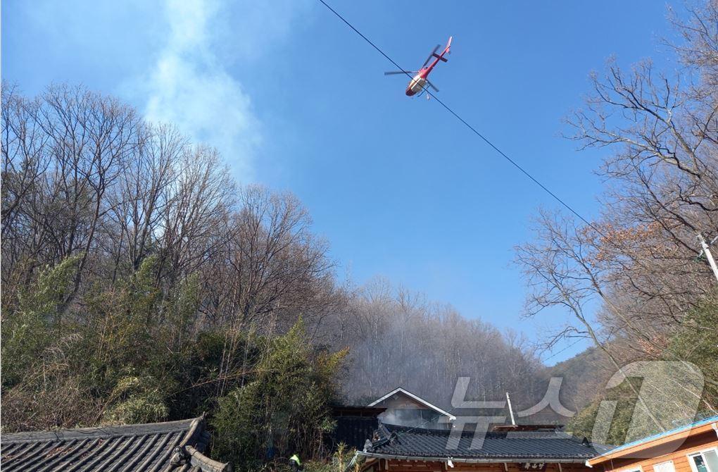 1일 오후 1시 12분쯤 경북 성주군 가천면 화죽리 한 주택에서 불이나 인근 야산으로 번져. 소방헬기로 진화작업을 하고있다&#40;산림청 제공&#41;2025.1.1/뉴스1