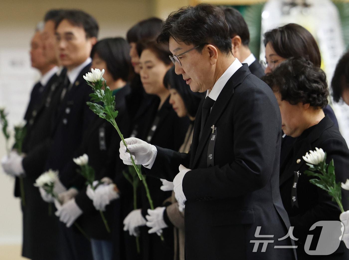 국민의힘 권성동 당 대표 권한대행 겸 원내대표를 비롯한 의원들이 1일 전남 무안군 무안종합스포츠파크에 마련된 제주항공 여객기 사고 희생자 합동분향소에서 조문을 하고 있다. &#40;공동취재&#41; 2025.1.1/뉴스1 ⓒ News1 김민지 기자