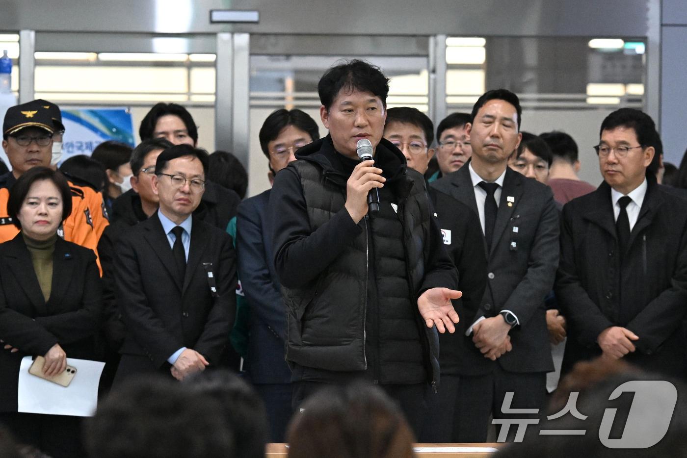 유가족대표단 집행부 이혁씨가 1일 전남 무안국제공항에서 제주항공 참사와 관련해 브리핑을 하고 있다. &#40;공동취재&#41; 2025.1.1/뉴스1 ⓒ News1 김민지 기자