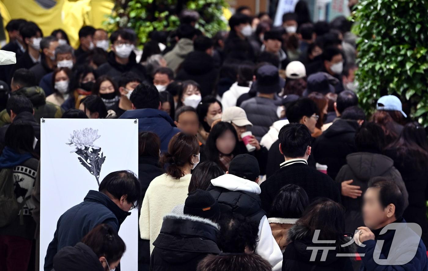 제주항공 여객기 참사 나흘째인 1일 전남 무안국제공항 여객터미널 1층에 마련된 합동분향소 앞에서 조문객들이 줄을 서 기다리고 있다. &#40;공동취재&#41; 2025.1.1/뉴스1 ⓒ News1 김민지 기자