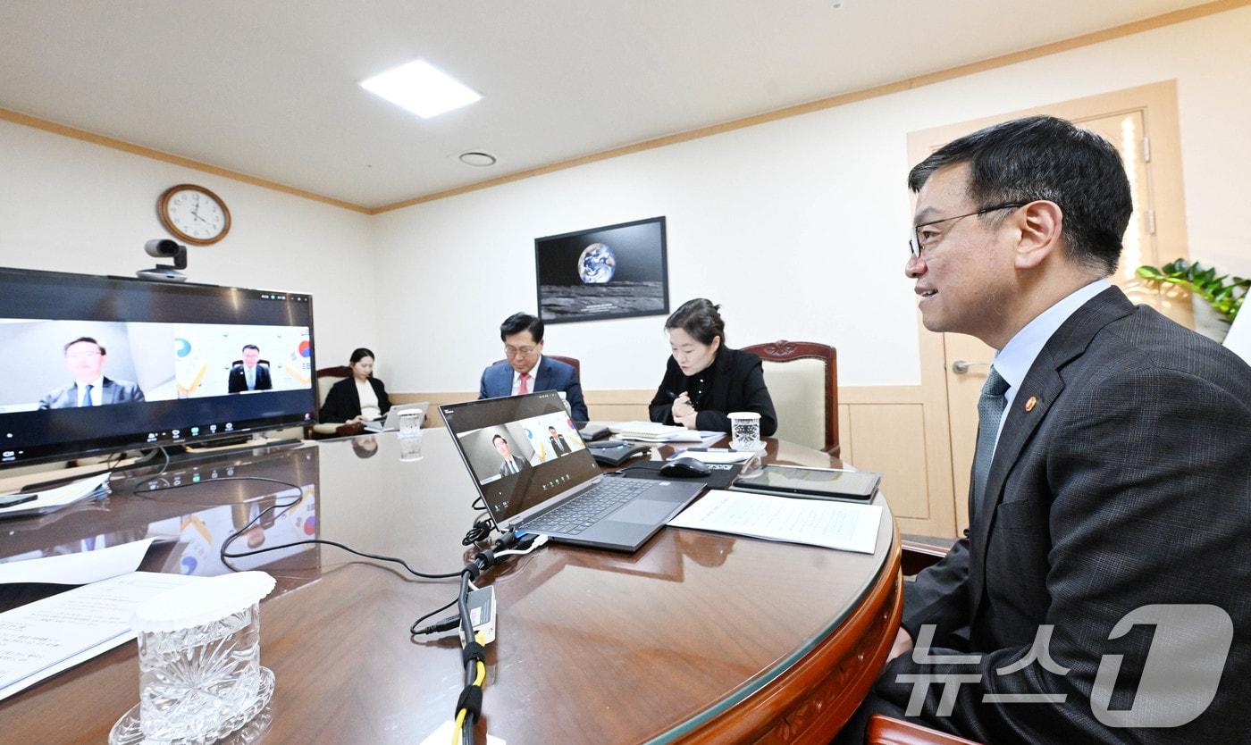 최상목 대통령 권한대행 부총리 겸 기획재정부 장관이 지난 9일 서울 종로구 정부서울청사에서 킴엥 탄 국제신용평가사 S&P 국가신용등급 아태 총괄과 화상 면담을 하고 있다. &#40;기획재정부 제공&#41; 2025.1.10/뉴스1