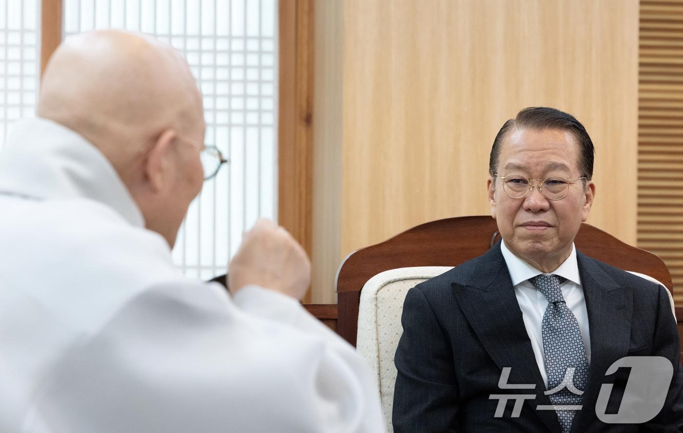 권영세 국민의힘 비상대책위원장이 10일 오전 서울 종로구 조계사에서 총무원장 진우스님을 예방하고 있다. 2025.1.10/뉴스1 ⓒ News1 이승배 기자