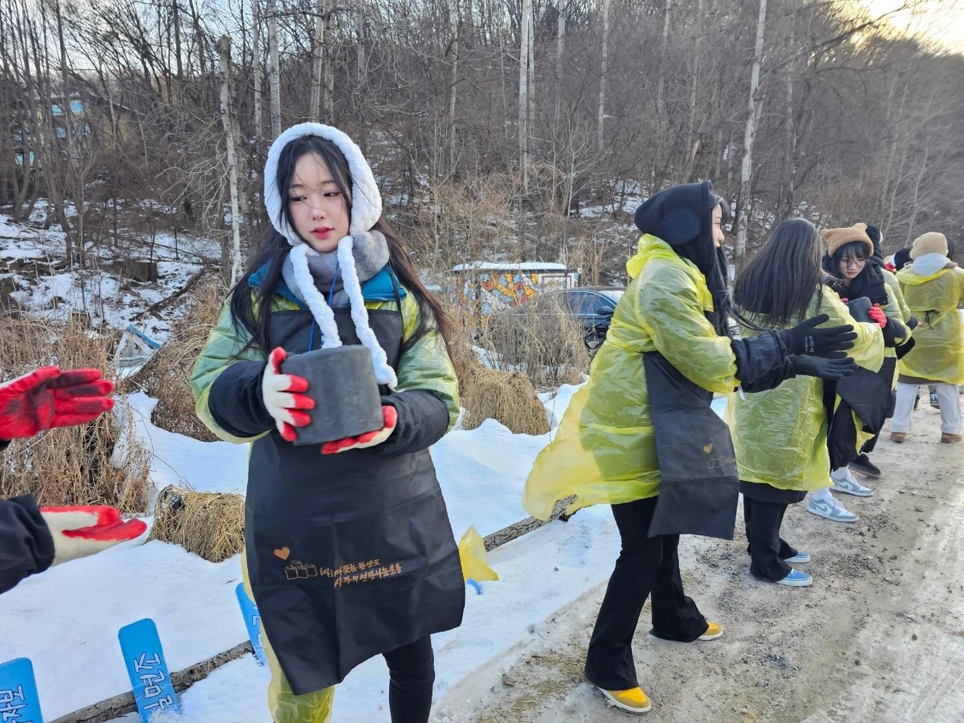 1월 9일 숲 스트리머와 임직원들이 경기 성남 궁내동에서 연탄 나눔 봉사 활동을 진행하고 있다. &#40;SOOP 제공&#41;