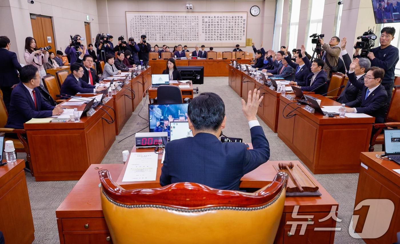 정청래 국회 법제사법위원회 위원장과 야당 의원들이 10일 서울 여의도 국회에서 열린 법사위 제420회국회&#40;임시회&#41; 제3차 전체회의에서 숙려기간 20일을 경과하지 않은 내란 특검법&#40;윤석열 정부의 내란·외환 행위의 진상규명을 위한 특별검사 임명 등에 관한 법률안&#41; 상정에 대해 찬성 거수 표결을 하고 있다. 2025.1.10/뉴스1 ⓒ News1 안은나 기자