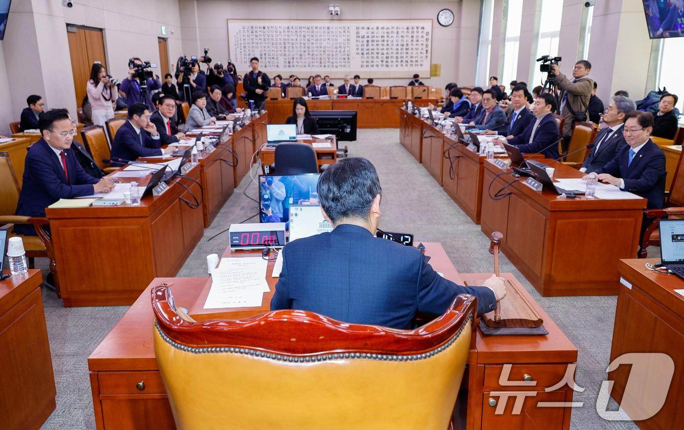 정청래 국회 법제사법위원회 위원장이 10일 서울 여의도 국회에서 열린 법사위 제420회국회&#40;임시회&#41; 제3차 전체회의에서 숙려기간 20일을 경과하지 않은 내란 특검법&#40;윤석열 정부의 내란·외환 행위의 진상규명을 위한 특별검사 임명 등에 관한 법률안&#41; 상정에 대해 여야 다수결 표결 후 찬성 과반으로 통과를 알리며 의사봉을 두드리고 있다. 2025.1.10/뉴스1 ⓒ News1 안은나 기자