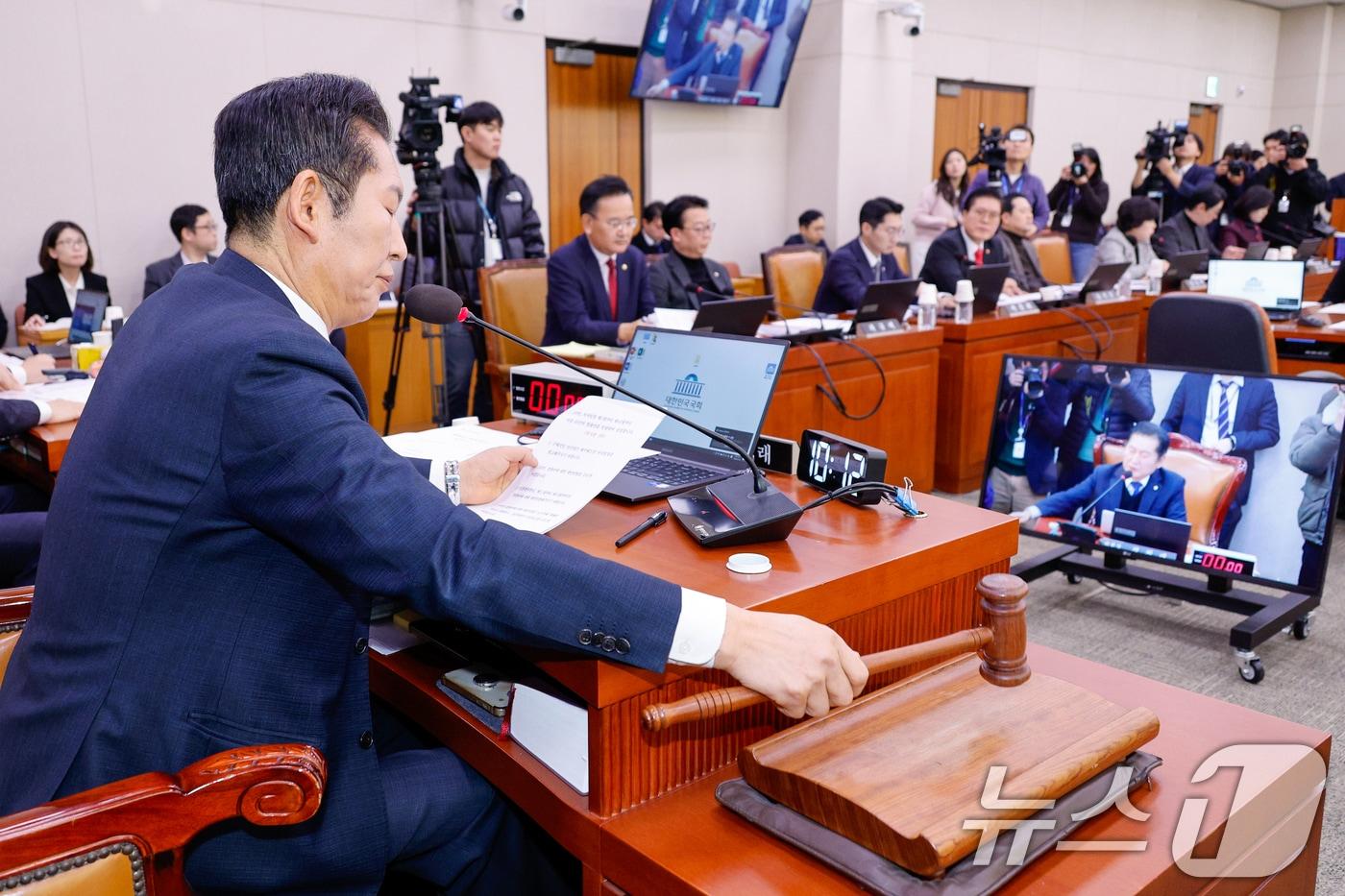 정청래 국회 법제사법위원회 위원장이 10일 서울 여의도 국회에서 열린 법사위 제420회국회&#40;임시회&#41; 제3차 전체회의에서 의사봉을 두드리고 있다. 법사위는 이날 숙려기간 20일을 경과하지 않은 내란 특검법&#40;윤석열 정부의 내란·외환 행위의 진상규명을 위한 특별검사 임명 등에 관한 법률안&#41;에 대해 여야 다수결 표결 후 찬성 과반으로 상정, 소위에 회부하기로 했다. 2025.1.10/뉴스1 ⓒ News1 안은나 기자